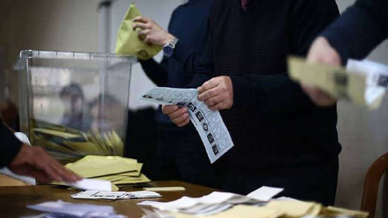 Anket Tablosunu Değiştiren Fırtına: Özel'e Soğuk Duş! Yeni Parti CHP'nin Ensesinde, AK Parti Açık Ara Önde 4